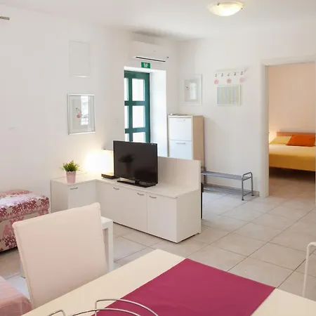 Apartment Bura 1 *