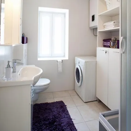 Apartment Bura 1 *